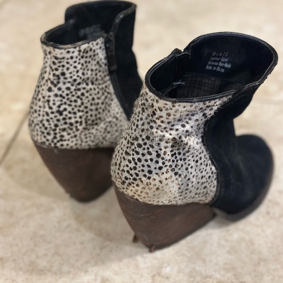 Very Volatile Wedge Animal Print Bootie! Size 7.5 - Picture 5 of 6
